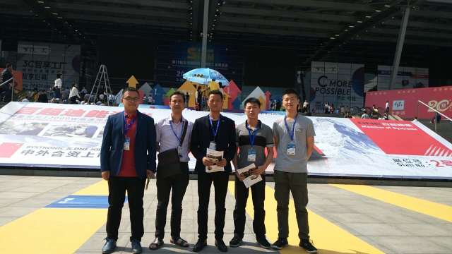 威廉体育研发展会合影